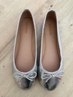 Cushionaire Metallic Silver Bow Ballet Flats